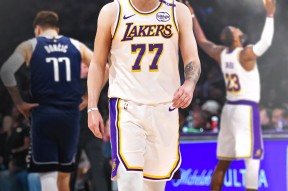 九游体育-东契奇重返赛场，晋级下一阶段首场状态出色，勇士观众沸腾！